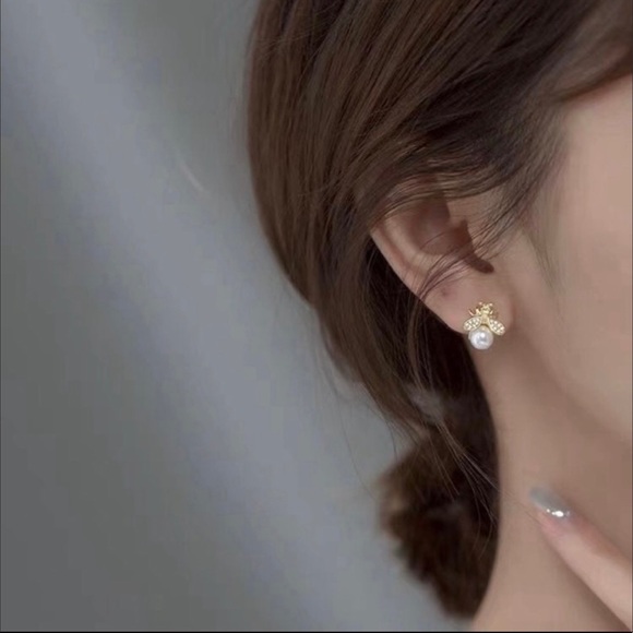 Bee earrings pierced stud - Picture 2 of 5